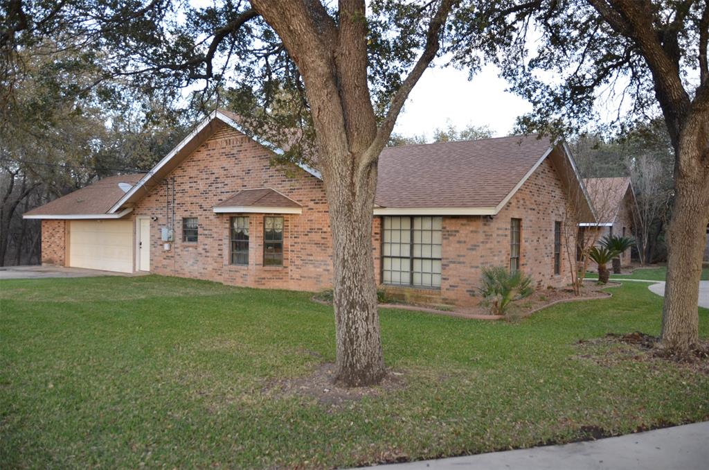 8 W Tanglewood Drive, Uvalde, Texas image 3