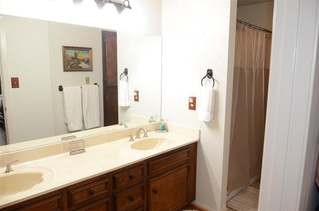 8 W Tanglewood Drive, Uvalde, Texas image 25