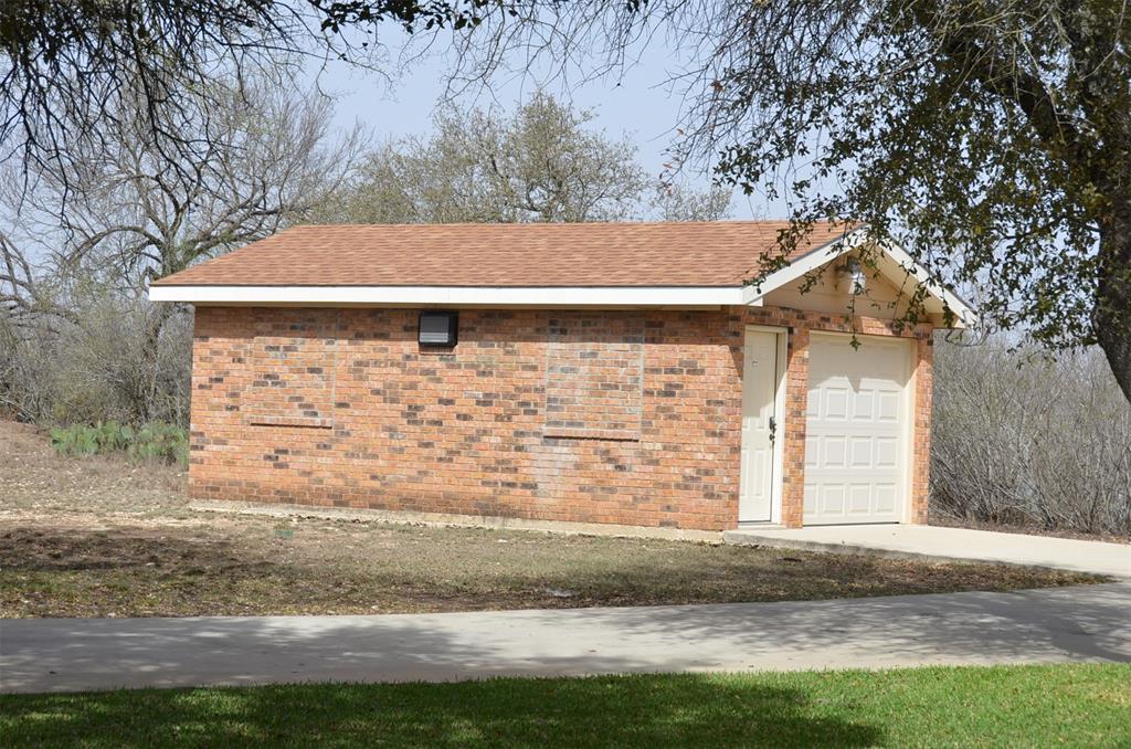 8 W Tanglewood Drive, Uvalde, Texas image 7