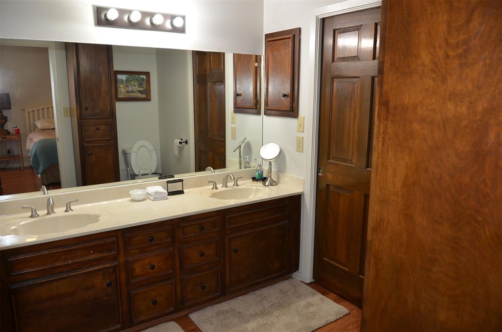 8 W Tanglewood Drive, Uvalde, Texas image 15