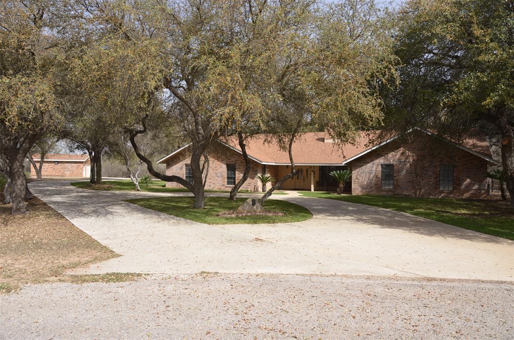 8 W Tanglewood Drive, Uvalde, Texas image 2
