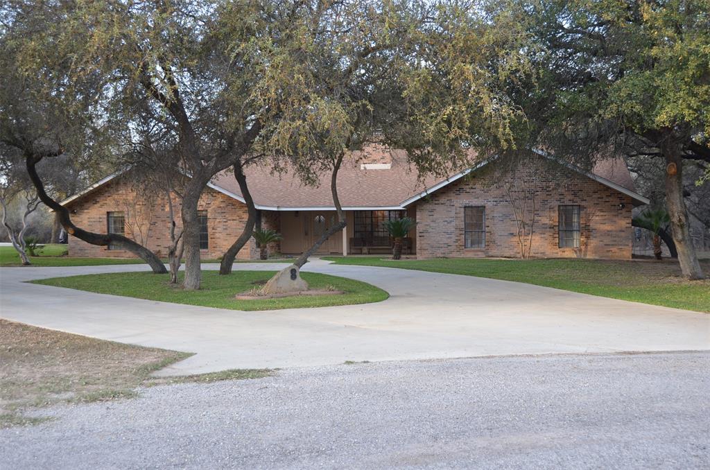 8 W Tanglewood Drive, Uvalde, Texas image 1