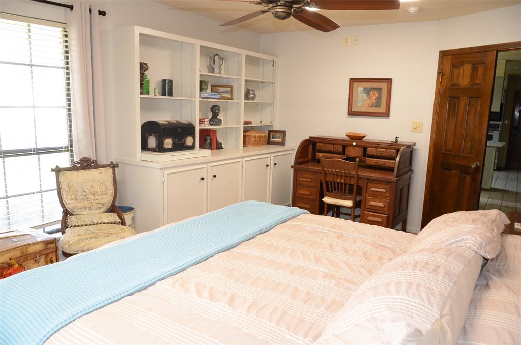 8 W Tanglewood Drive, Uvalde, Texas image 18
