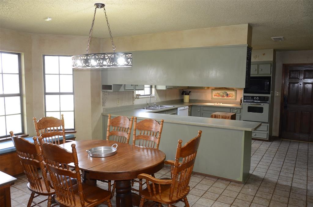 8 W Tanglewood Drive, Uvalde, Texas image 29