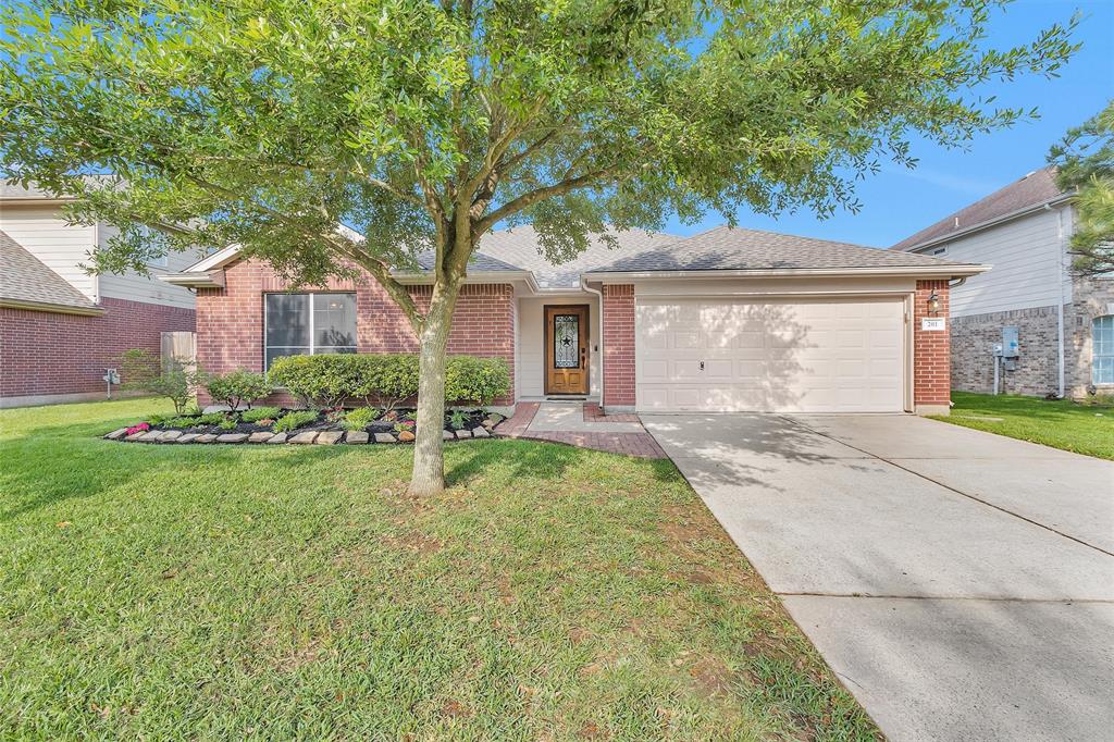 201 Cedar Lake Drive, League City, Texas image 2