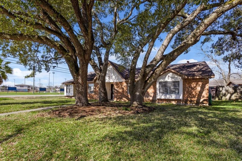 1426 Brookwood Court, Seabrook, Texas image 3