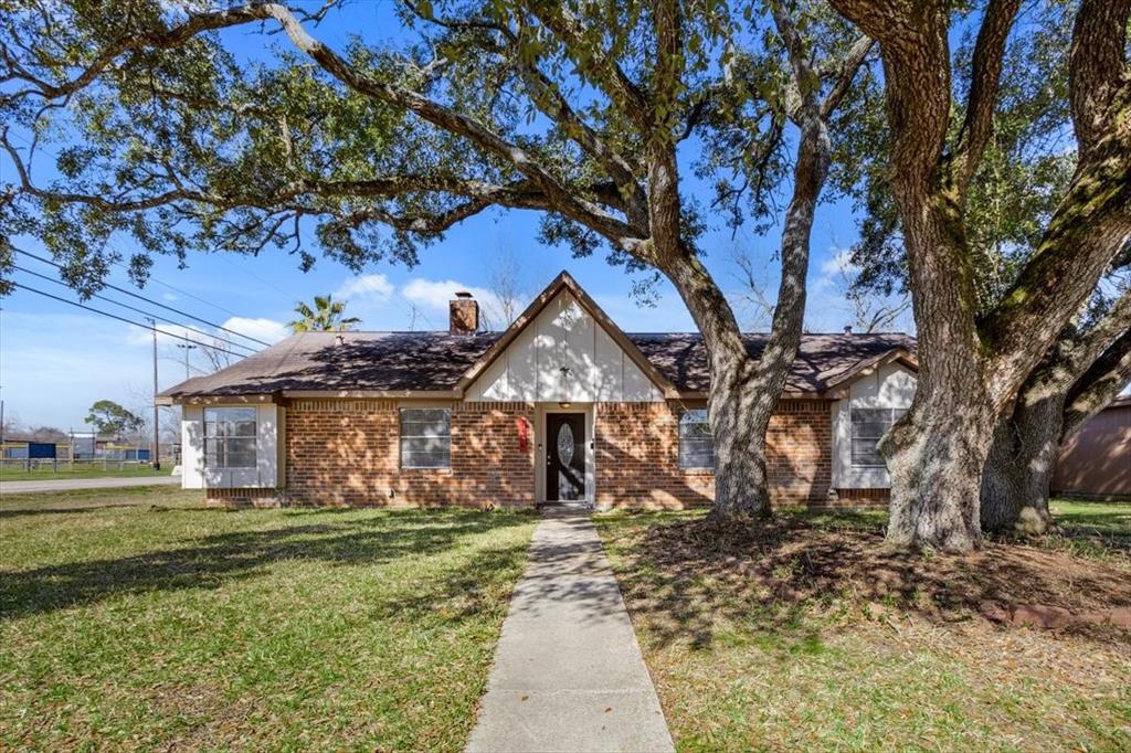 1426 Brookwood Court, Seabrook, Texas image 2