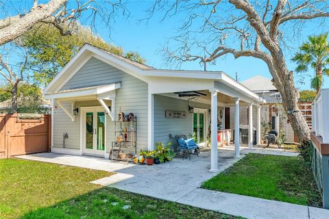 Single Family Residence in Galveston TX 2912 Bernardo De Galvez 38.jpg