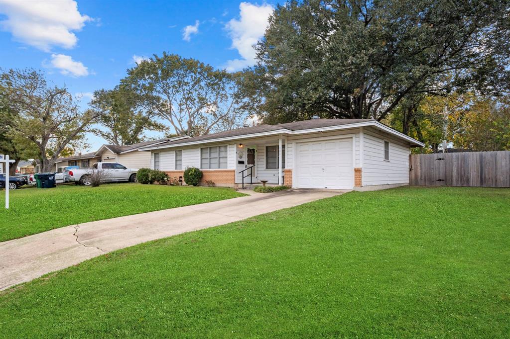 206 Cornish Drive, Brenham, Texas image 3