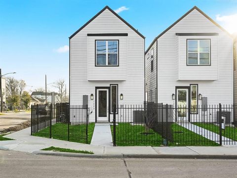 102 E 44th Street C Houston TX 77018