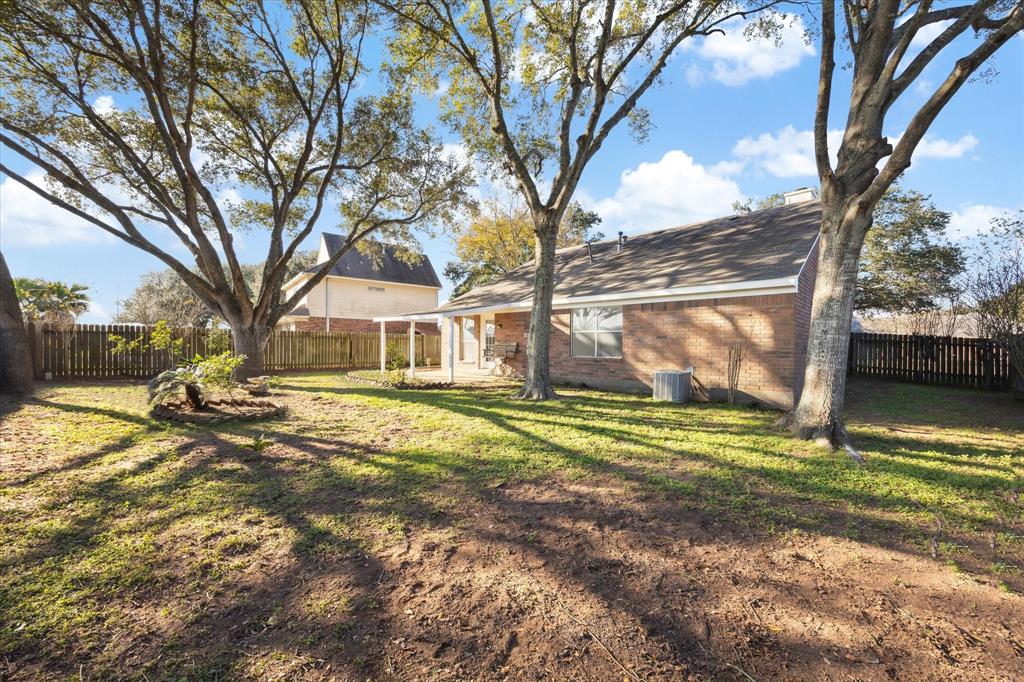 330 Quail Bend Bnd, Sealy, Texas image 13