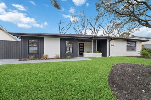 Photo of 1830 Locksford Street, Houston, TX 77008 (MLS # 71314606)
