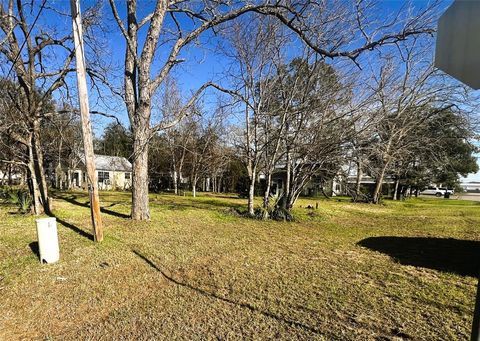 Photo of 210 Shropshire Street, El Campo, TX 77437 (MLS # 24821932)