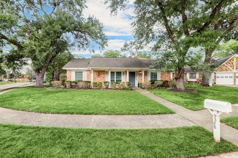 Single Family Residence in Houston TX 9226 Landwood Drive.jpg