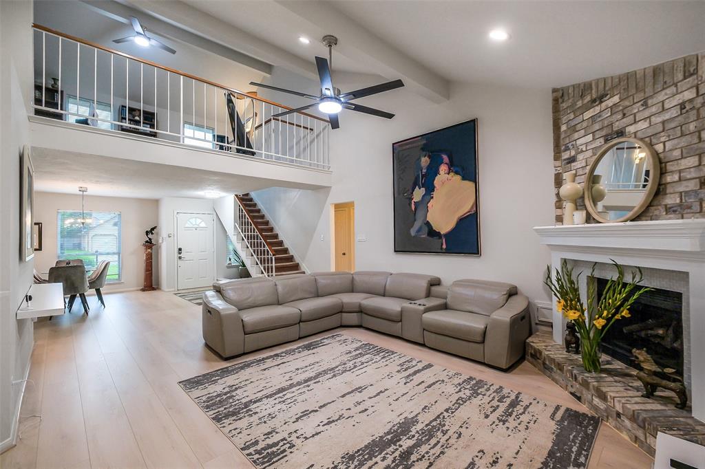 3207 Kempwood Drive, Sugar Land, Texas image 9