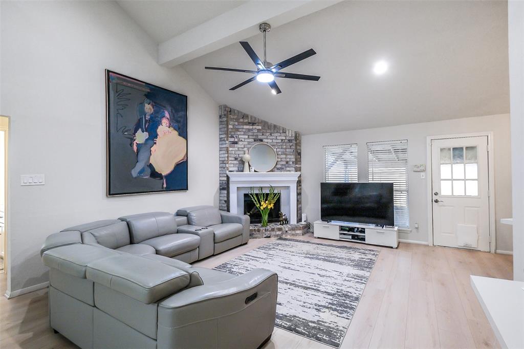 3207 Kempwood Drive, Sugar Land, Texas image 5