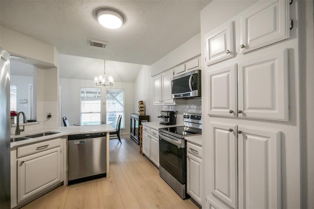 3207 Kempwood Drive, Sugar Land, Texas image 12