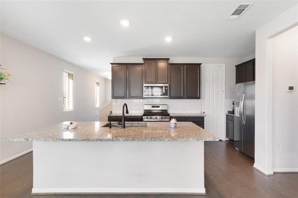 2110 Sand Lily Drive Dr, La Marque, Texas image 3
