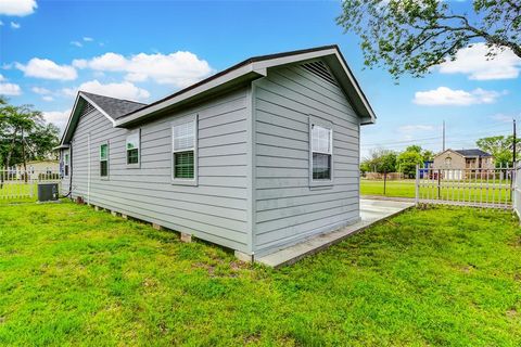 Single Family Residence in Pasadena TX 3505 Federal Road 31.jpg