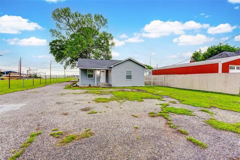 Single Family Residence in Pasadena TX 3505 Federal Road 2.jpg