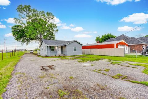 Single Family Residence in Pasadena TX 3505 Federal Road 1.jpg