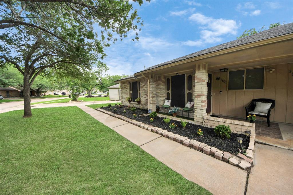 3803 Meadow Place Drive, Houston, Texas image 3