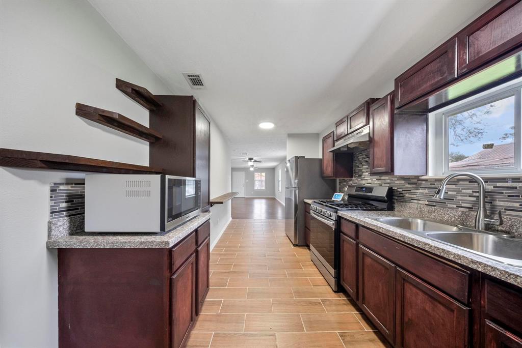 504 Stimpson Street, Baytown, Texas image 4