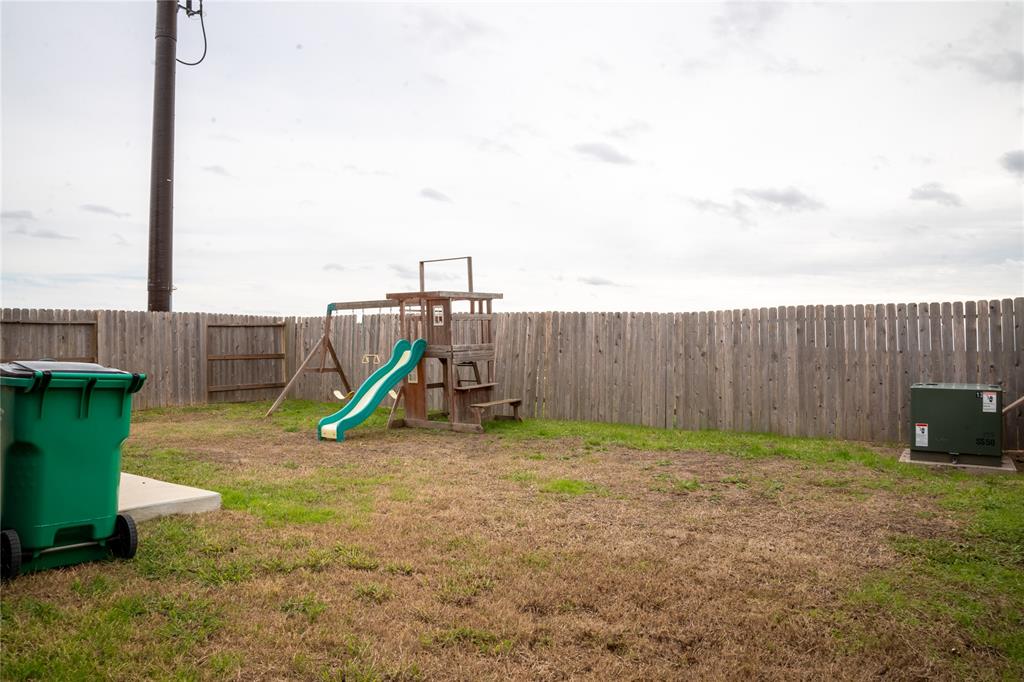 1302 Glendora Drive, Rosharon, Texas image 32