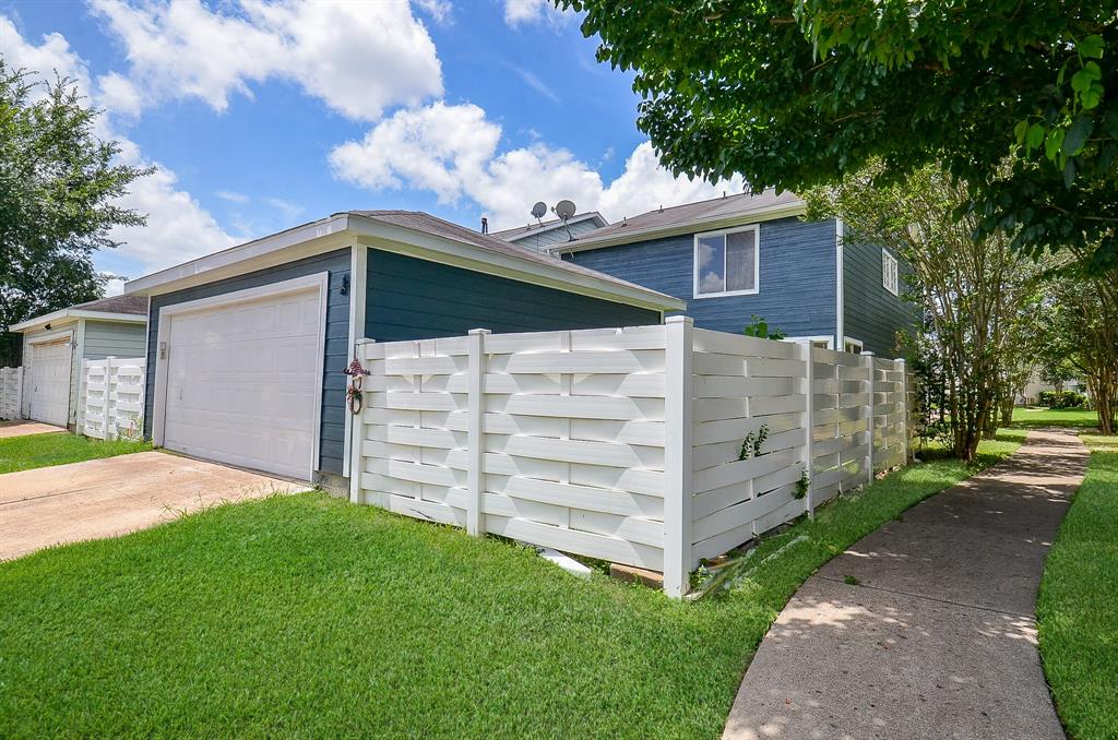 3802 E Traditions Court, Houston, Texas image 2
