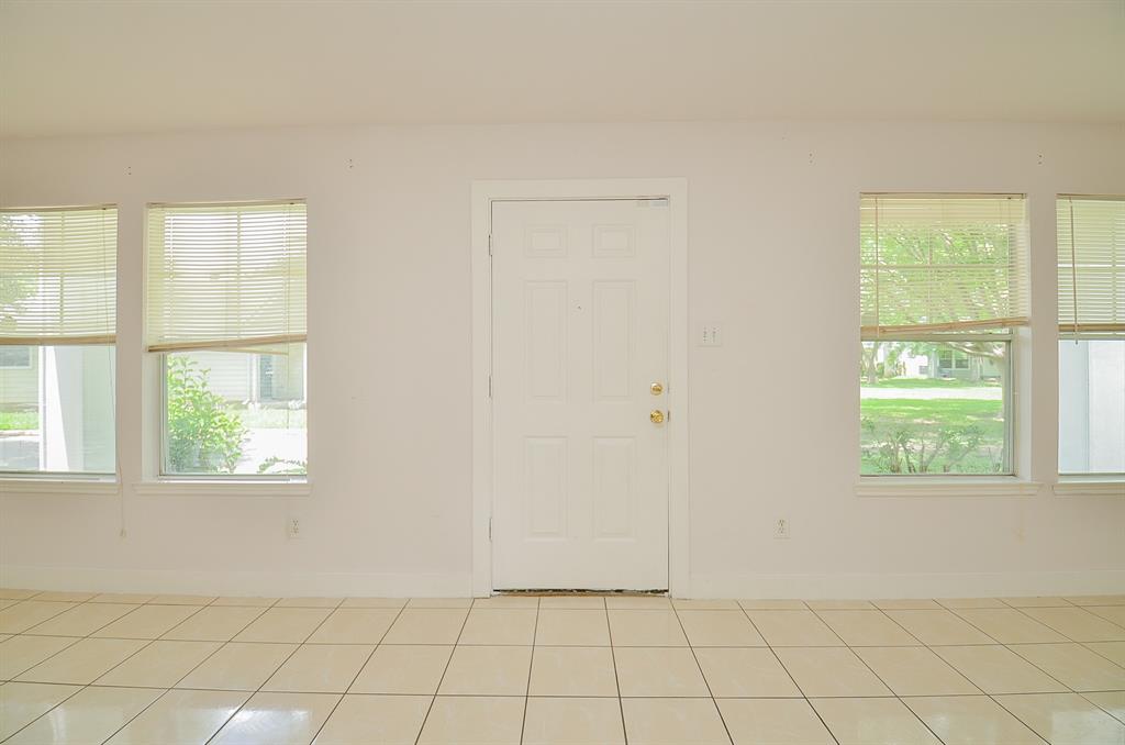3802 E Traditions Court, Houston, Texas image 4