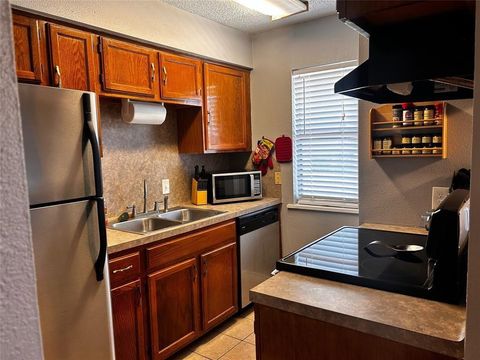 Photo of 2501 Gulf Freeway #8A, Dickinson, TX 77539 (MLS # 98409130)