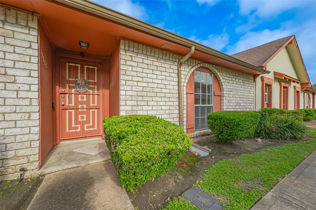 12223 Sharpview Drive, Houston, Texas image 3