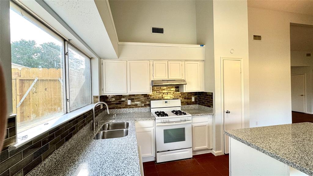 519 Oakdale Drive, Stafford, Texas image 7