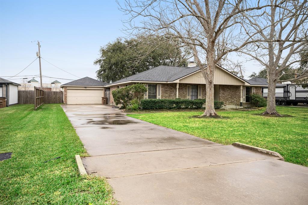 610 Renaldo Street, Dickinson, Texas image 2