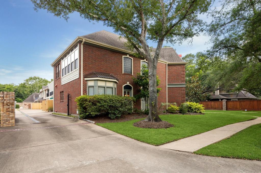 210 Victoria Way Way, Friendswood, Texas image 3
