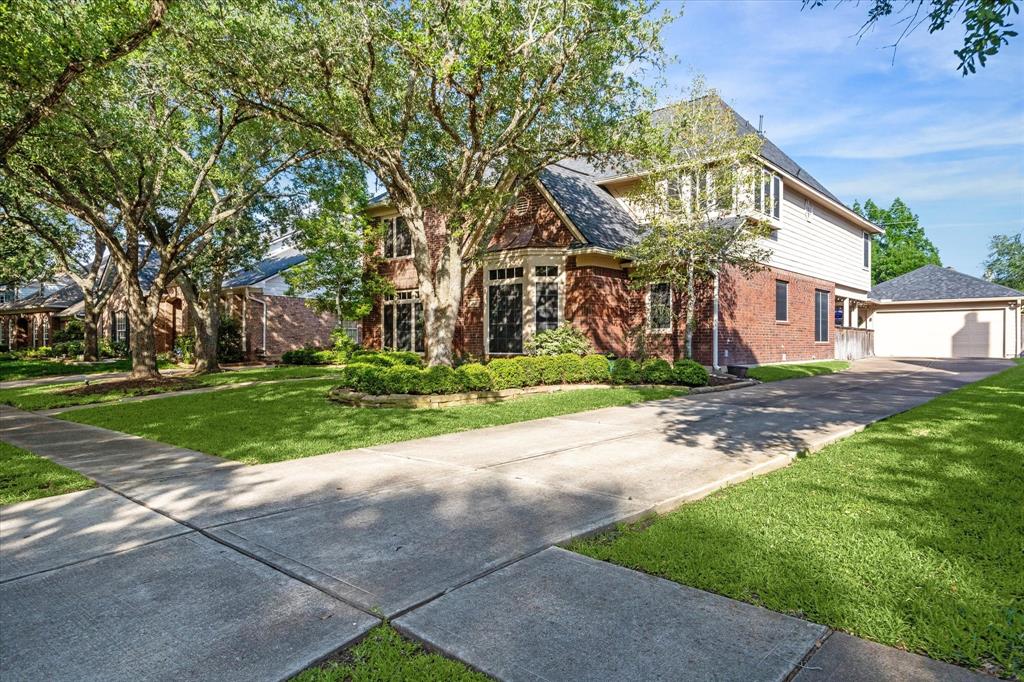 1426 Stone Trail Drive, Sugar Land, Texas image 2
