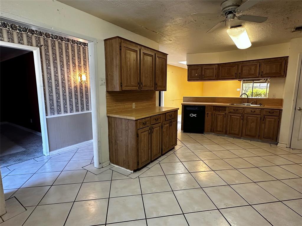 2414 Pickerton Drive, Deer Park, Texas image 5