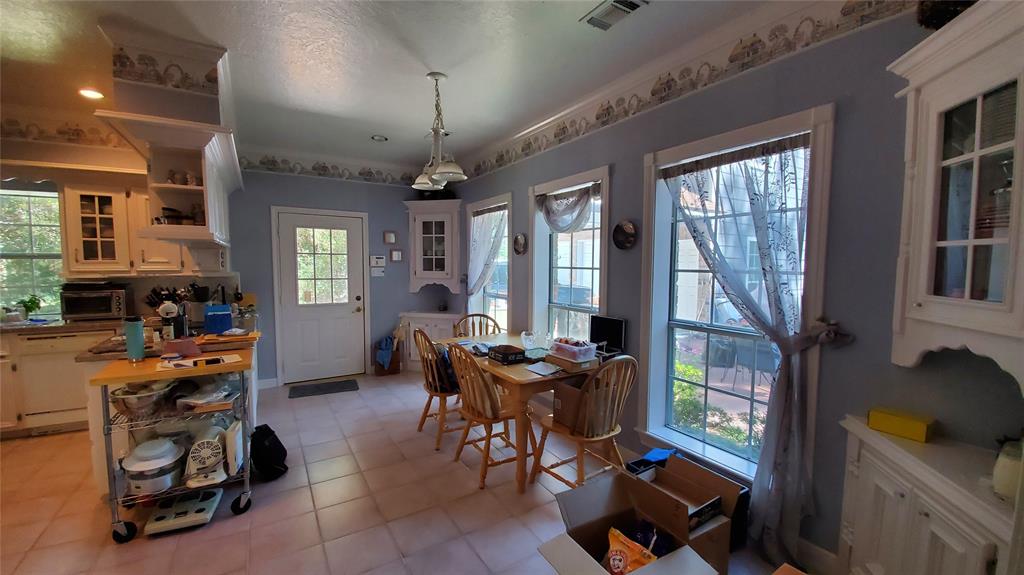 Photo 9 of 22 of 27 Thornhill Oaks Drive house
