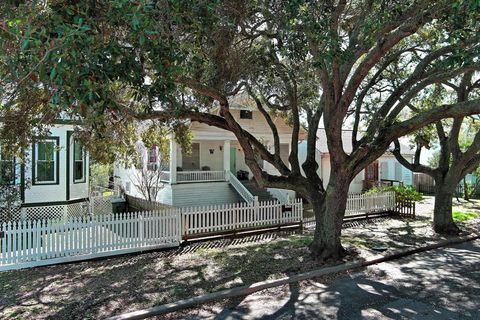 Single Family Residence in Galveston TX 3115 Avenue P 1/2 1.jpg