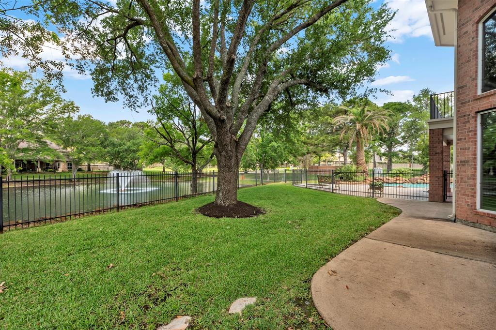 15935 Lake Loop Drive, Cypress, Texas image 38