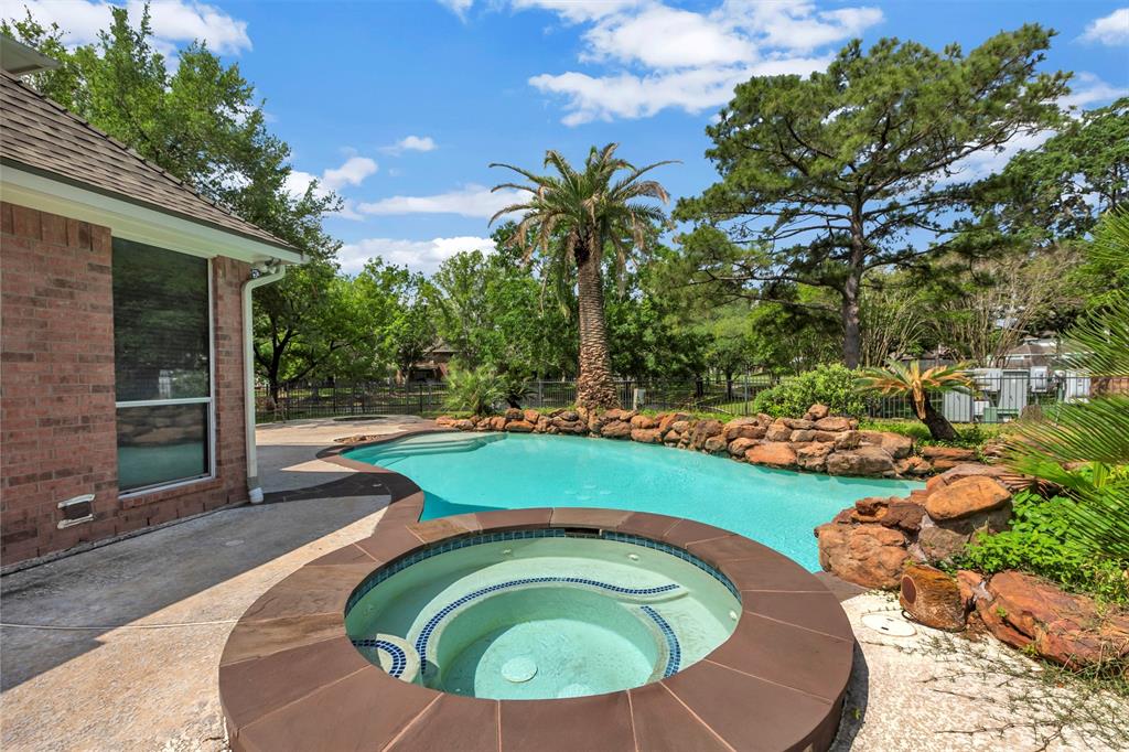15935 Lake Loop Drive, Cypress, Texas image 35
