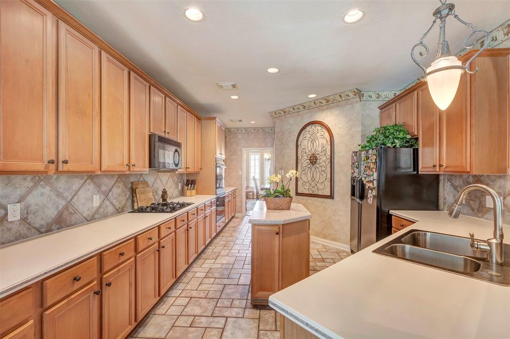 15935 Lake Loop Drive, Cypress, Texas image 10