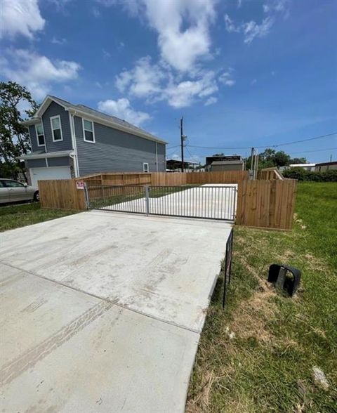 Photo of 135 Dolphin Harbor Harbor N, Baytown, TX 77523 (MLS # 47413716)