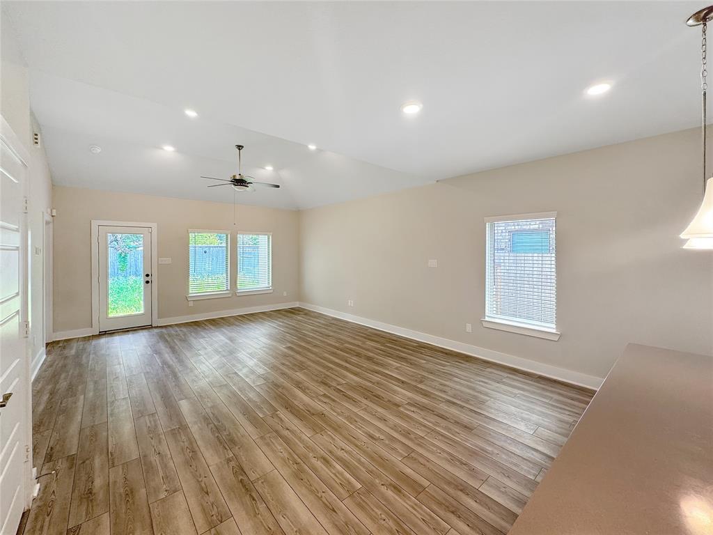 10716 Wild Chives, Conroe, Texas image 9