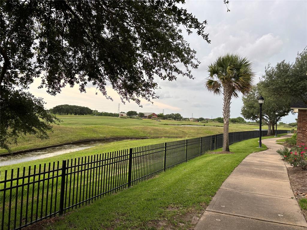 3326 Spring Landing Lane, Pearland, Texas image 6