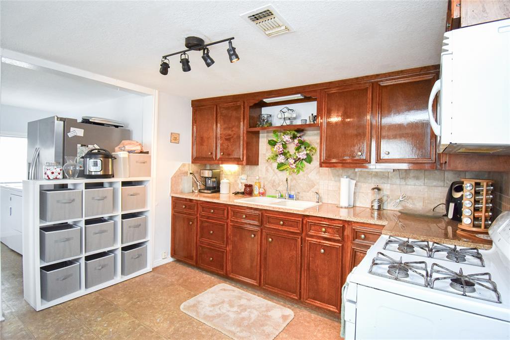 2025 Victory Avenue, Galveston, Texas image 16