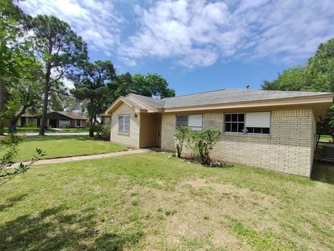 Single Family Residence in Texas City TX 2401 Camino Court.jpg