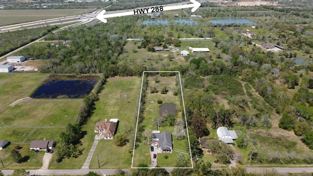 8703 County Road 48, Rosharon, Texas image 1