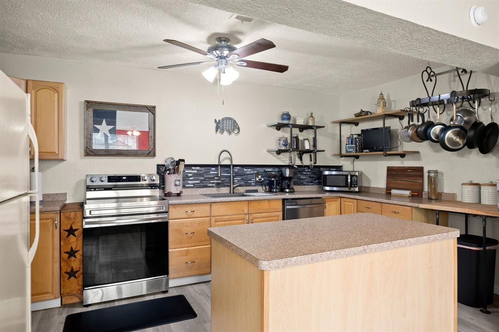 8703 County Road 48, Rosharon, Texas image 11
