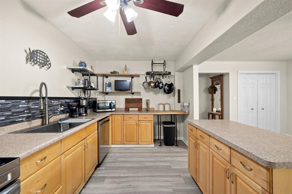 8703 County Road 48, Rosharon, Texas image 12
